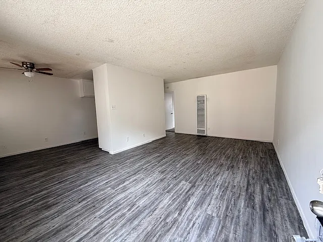 1435 Laurel Ave — Photo 2
