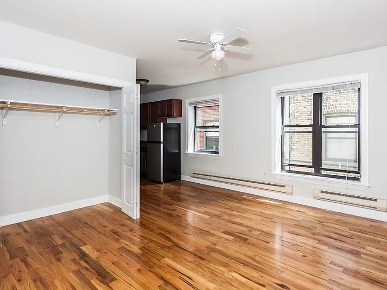 800 W Cornelia Ave #206 — Photo 1