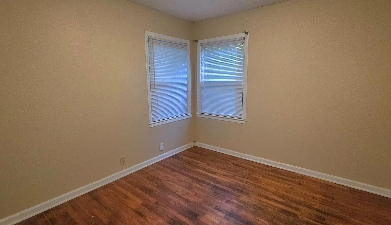 Southeast 2 BR house! 1 car garage! $995! — Photo 4