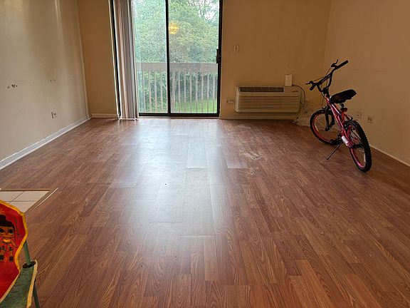 5th image of 800 N Lakeside Dr APT 2B