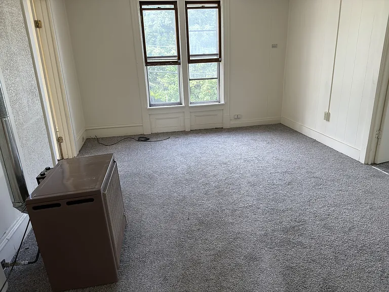 114-116 W 8th St #4 — Photo 8