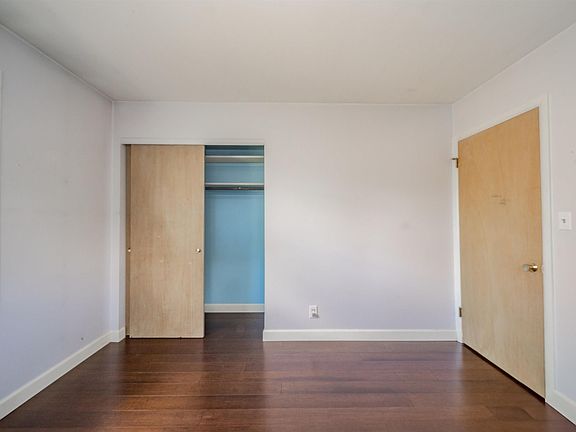 4th image of 2215 W Cambridge Dr