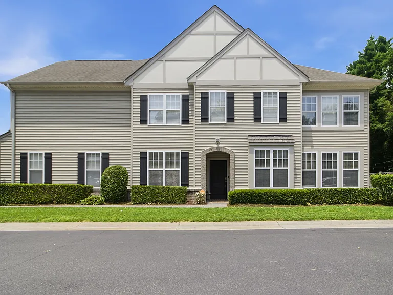 5500 Goose Pond Ln #1A — Photo 2