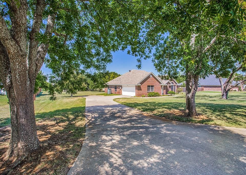 1st image of 405 Emerald Ct