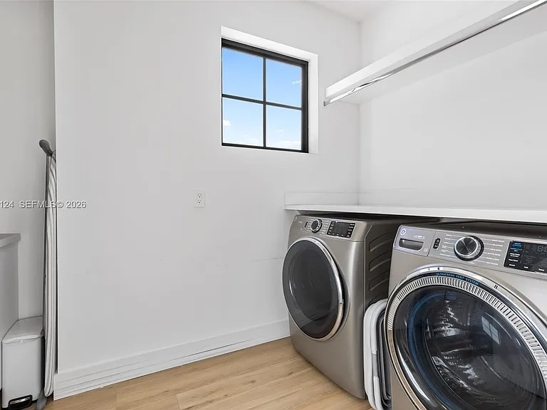 895 NE 76th St — Photo 44