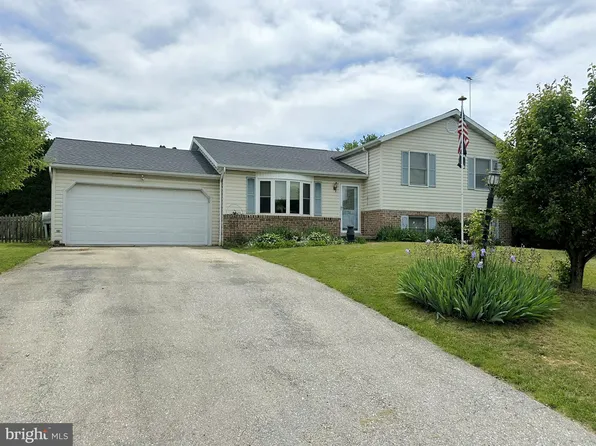 76 Moore Dr, Hanover, PA 17331