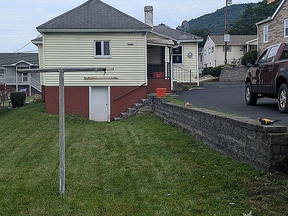 4th image of 608 N Spring St