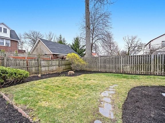 3rd image of 308 Windsor Rd
