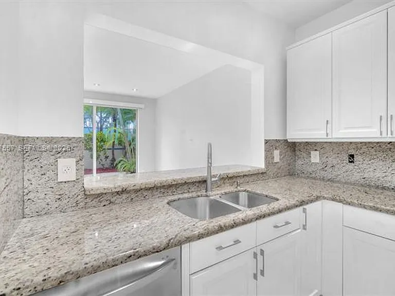 21391 Marina Cove Cir #Townhouse 14-K — Photo 11