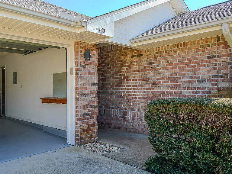 745 Olivia Ct — Photo 4