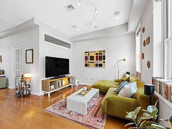 3rd image of 307 1st St APT 4