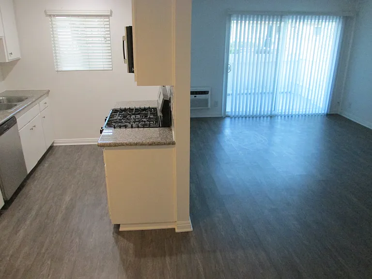 Split level kitchen/living area *Floor plans are digital renderings. All dimensions are approximate. Actual product and specifications may vary in dimension or detail. Not all features are available in every apartment.