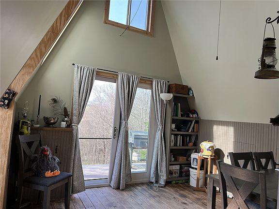 3rd image of 39 Meadow Ridge Ln