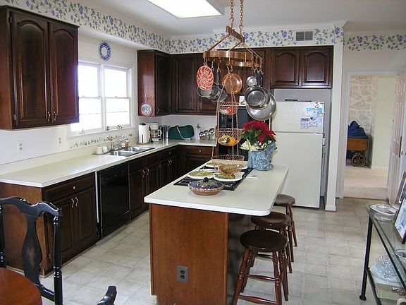 4th image of 413 Tudor Ct NE