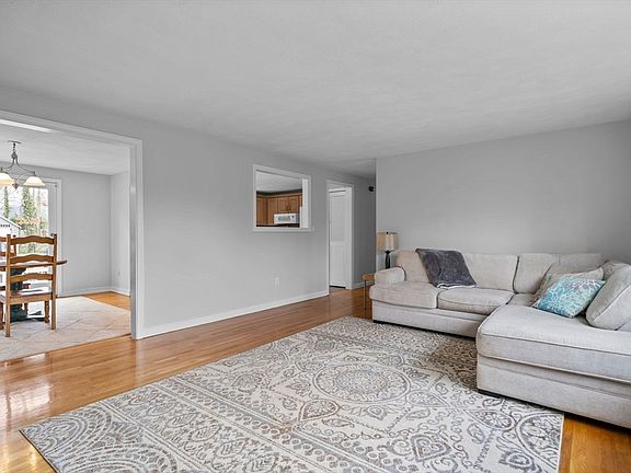 3rd image of 34 Spencer Dr