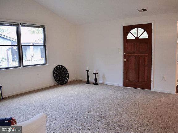 4th image of 744 Trenton Ave