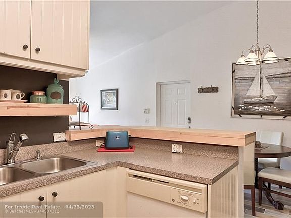 3rd image of 322 Villa Cir