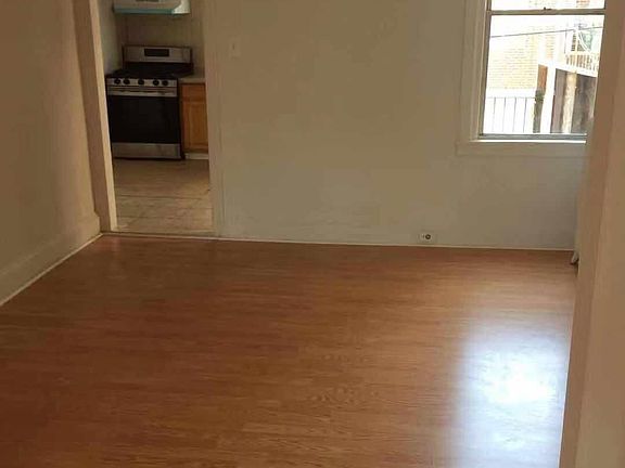 3rd image of 4758 Oakmont St