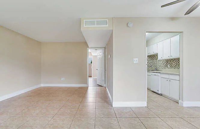 Chateau Apartments — Photo 44