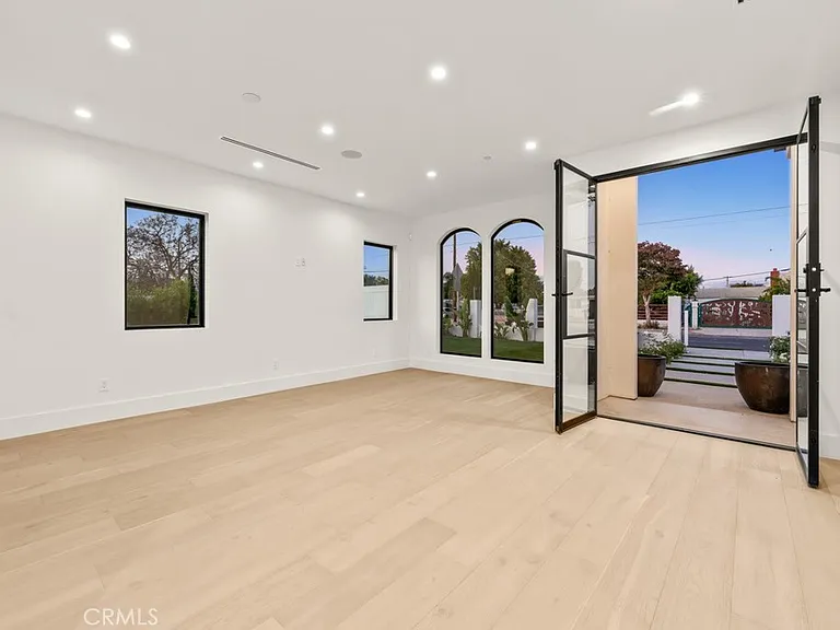 8065 Lloyd Ave — Photo 2