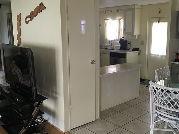 3rd image of 262 Coconut St