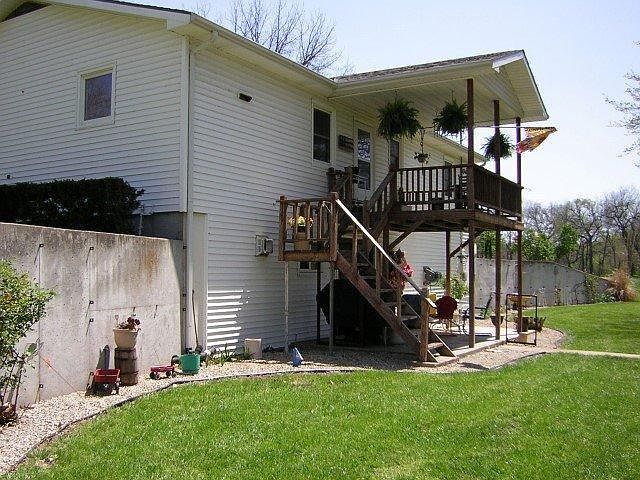 1st image of 225 E Elm St