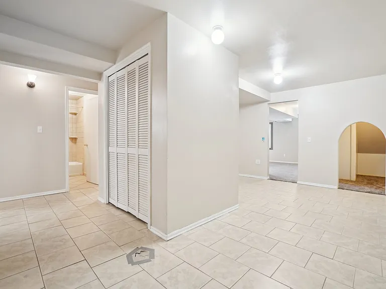 240 W 220th St S — Photo 35