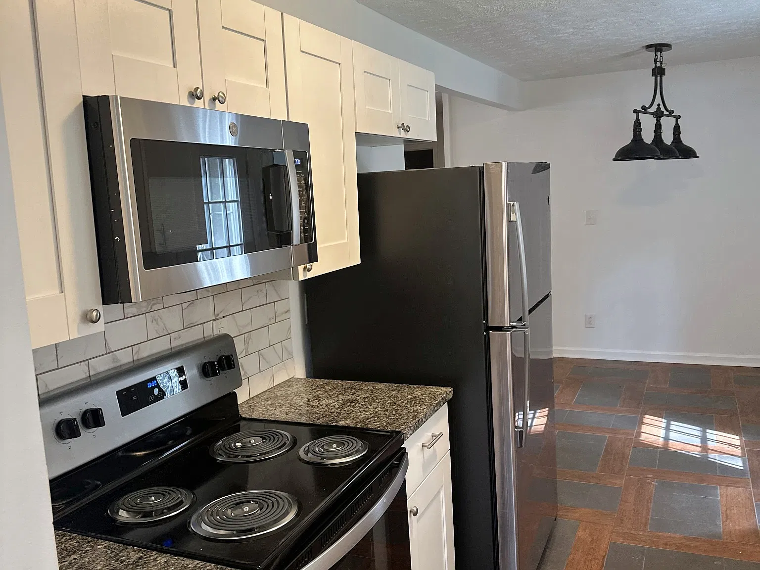 3 bed, 1290 sqft, $2,100 — Photo 3