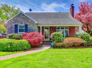 79 Sheridan Ave, Williston Park, NY 11596