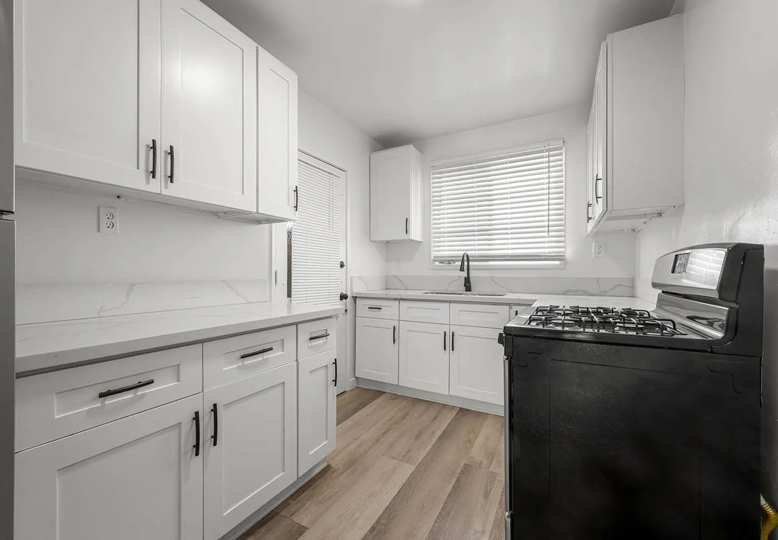 1 bed, 1.0 bath, 700 sqft, $1,592 — Photo 2