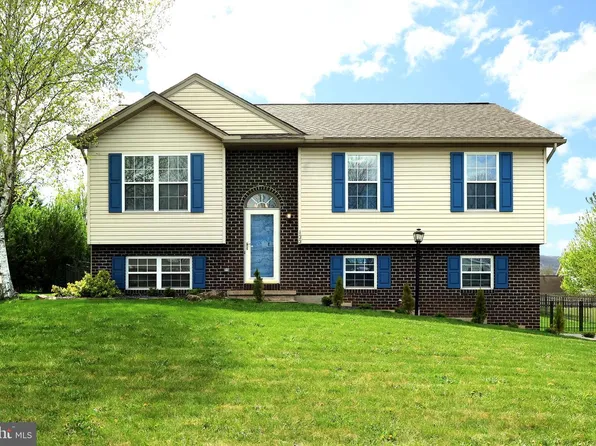 133 Steeplechase Dr, Pleasant Gap, PA 16823
