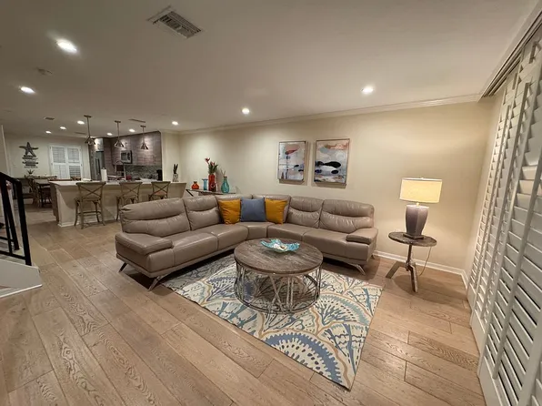 1070 6th St S, Naples, FL 34102