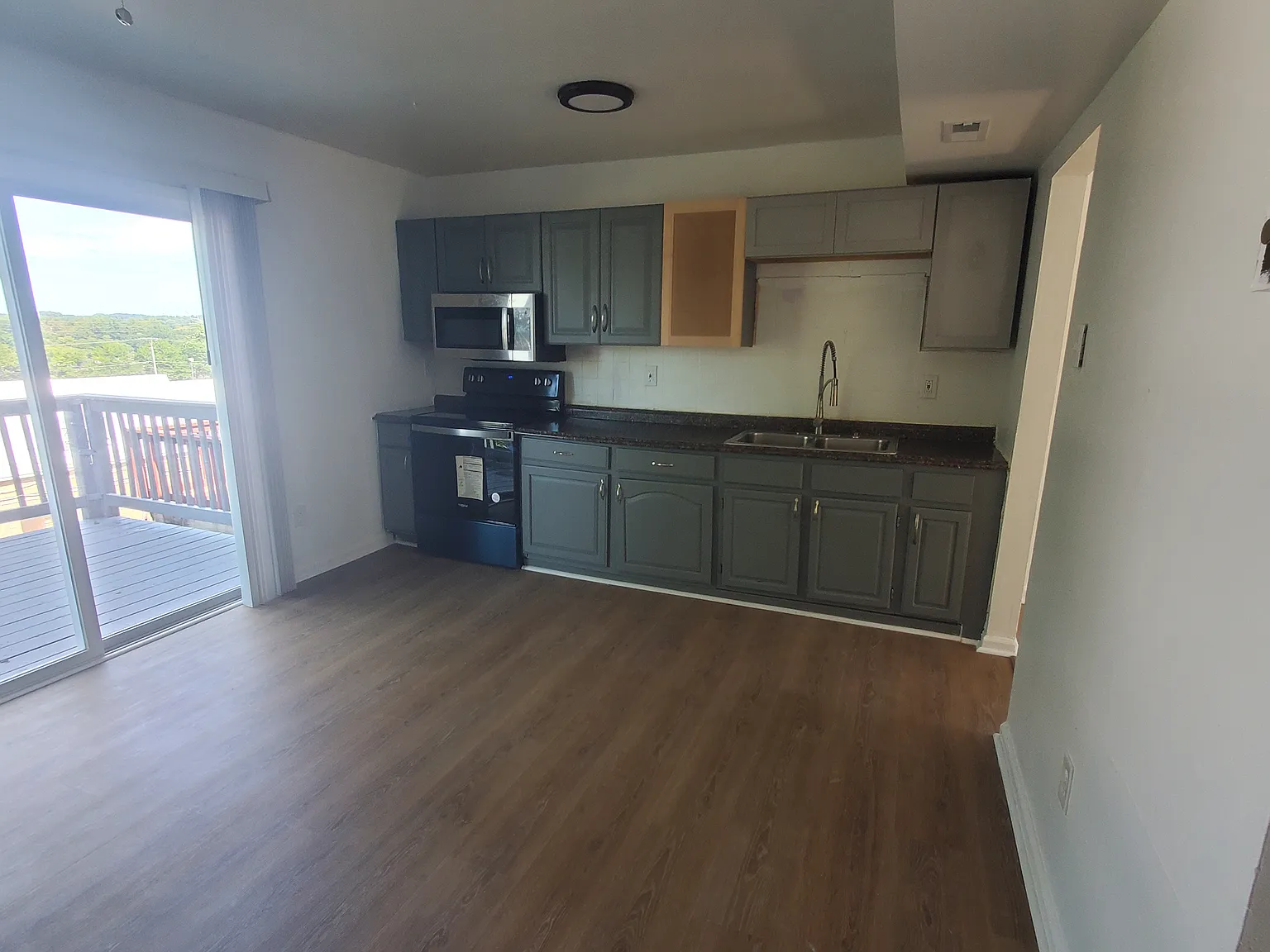 2 bed, 1054 sqft, $1,750 — Photo 2