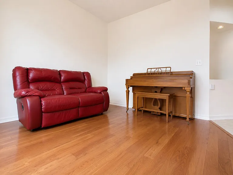 410 Sandringham Ct — Photo 9