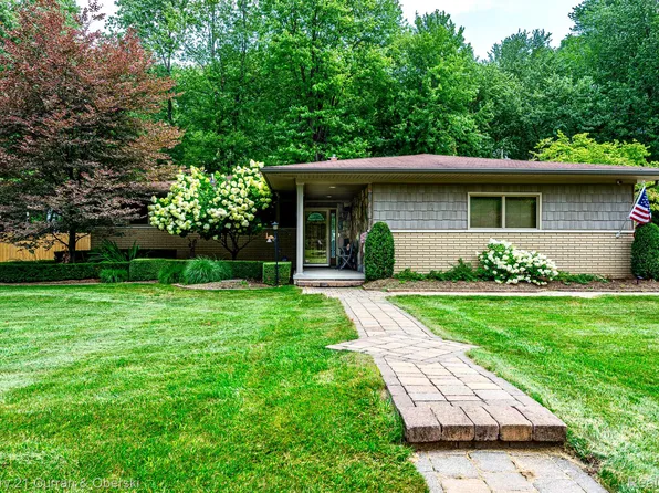 35116 Dumbarton St, Harrison Township, MI 48045