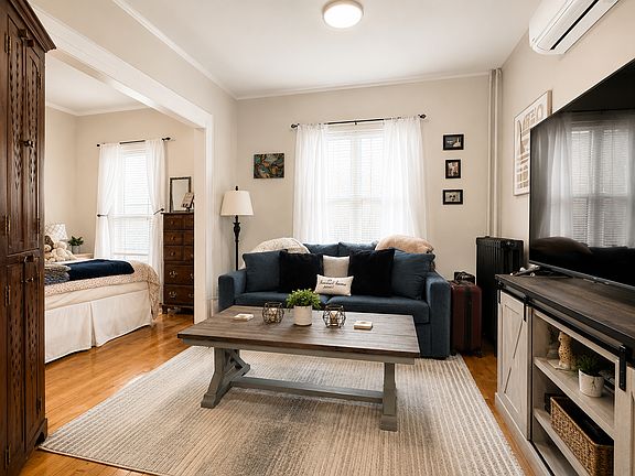 3rd image of 1216 Williamson St APT 1