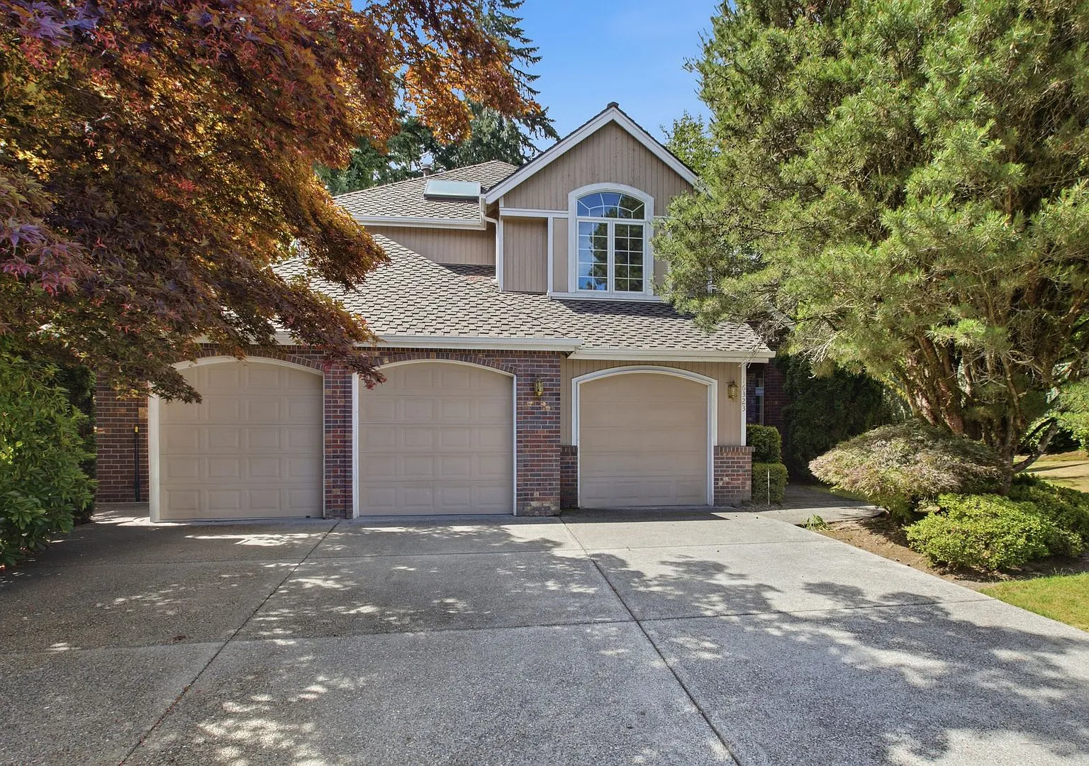 Modern Redmond Living in a Prime Location — Photo 1