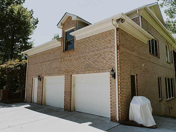 5th image of 1054 Colonial Dr