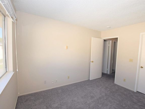4th image of 2670 N Victoria Ave