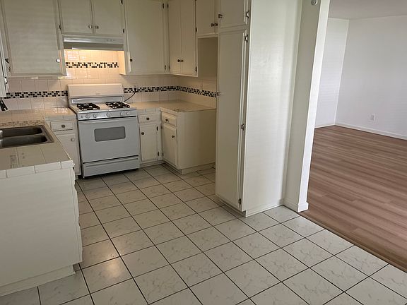 3rd image of 10370 Vernon Ave APT 2