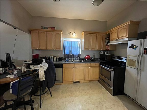 3rd image of 662 Pleasant St