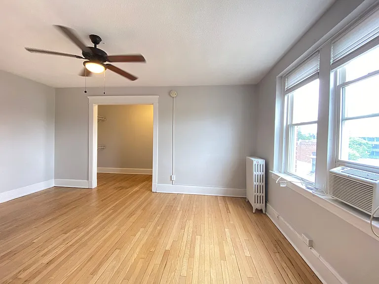 100 Howe Street — Photo 145