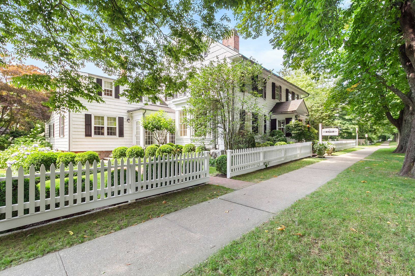  East Hampton's 1770 House  For Dinner