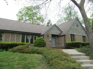 1228 Ayrshire Ln, Waukesha, WI 53186