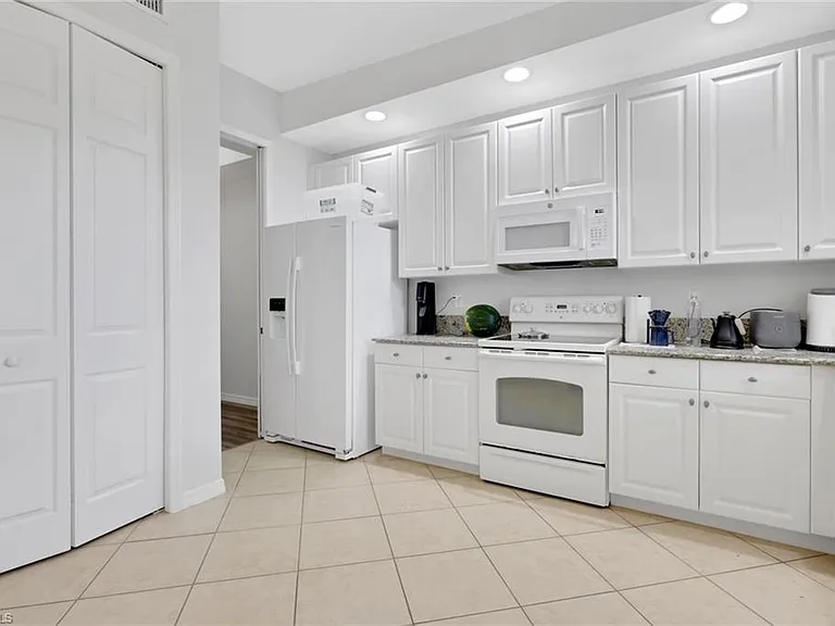 1335 Mariposa Cir #4103 — Photo 2