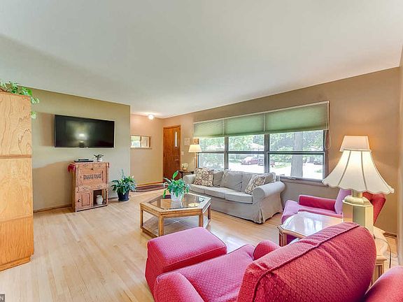 3rd image of 63 Oakwood Dr