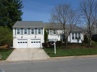 106 Country Rd, Sterling, VA 20165