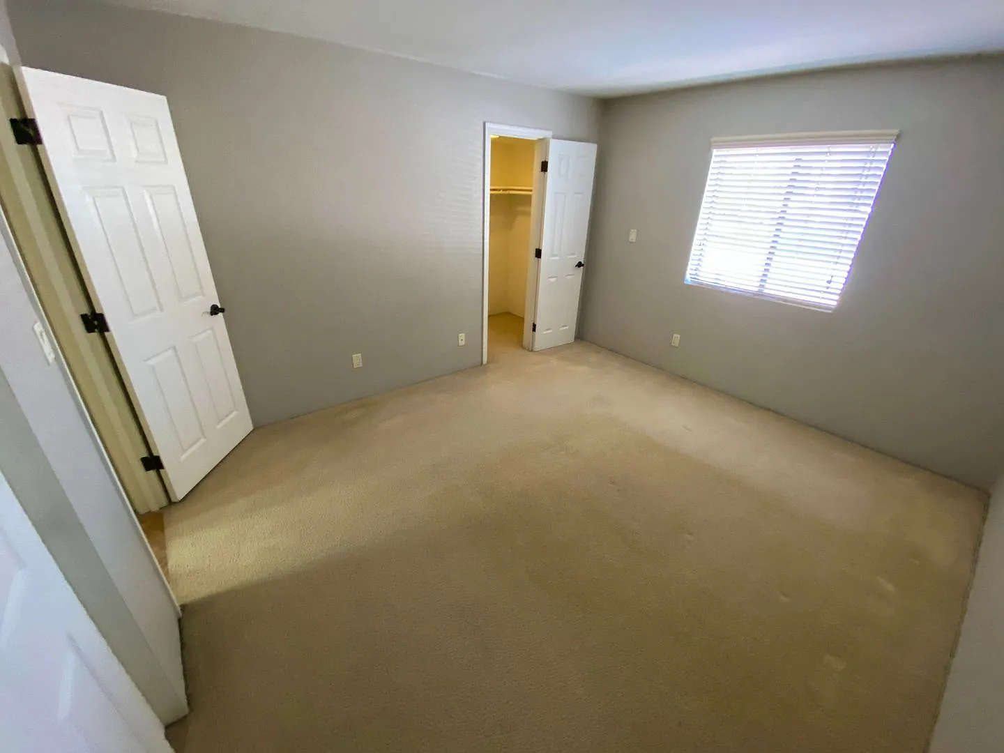 Spacious Upgraded One Bedroom Condo in Scottsdale — Photo 2