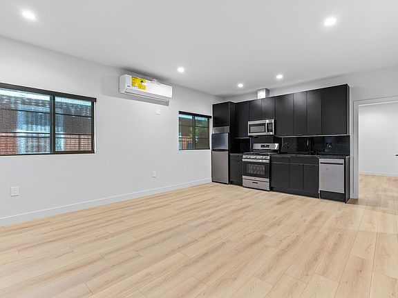 3rd image of 138 Robinson St #138