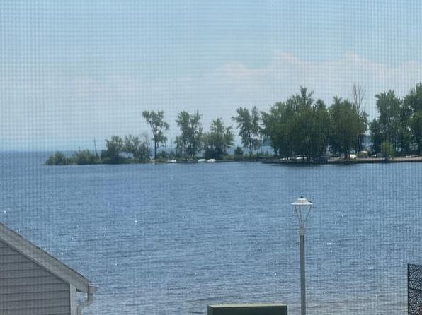 7 Edgewater Est